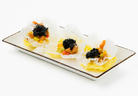 Рисовые чипсы с тар-таром и малосольной семгой