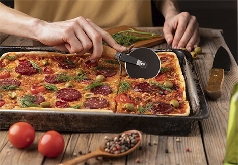 Как правильно разогреть пиццу: духовка, микроволновка или сковорода?