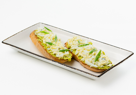 Брускетта с муссом из авокадо и куриным яйцом