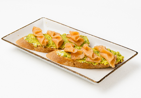 Брускетта с семгой и авакадо