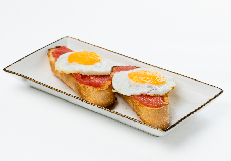 Брускетта с томатом и куриным яйцом