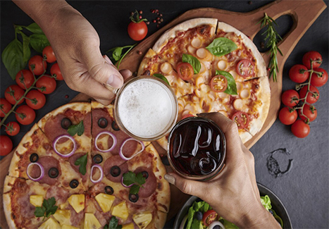 Что заказать к пицце: напитки, соусы и закуски для идеального ужина
