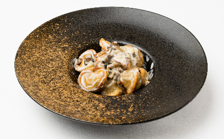 Жареные пельмени с грибным соусом