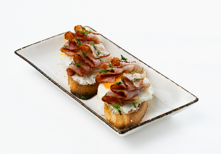 Брускетта с беконом и куриным яйцом